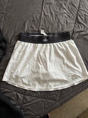 ALO Yoga White Athletic Skort with Black Elastic Waistband